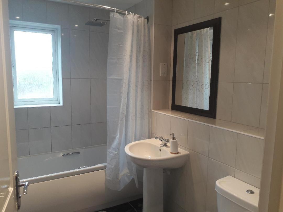 Вілла 5 Bed House With Free Secure Parking In Pleasant Quiet Location Вулвергемптон Екстер'єр фото